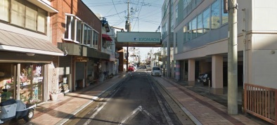 西日本シティー銀行を曲がるとアーケードがもう見えます。